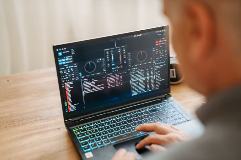 DJ Tom Joe bereitet mit seinem Notebook die Playliste vor. Zu sehen ist die DJ Software Virtual DJ