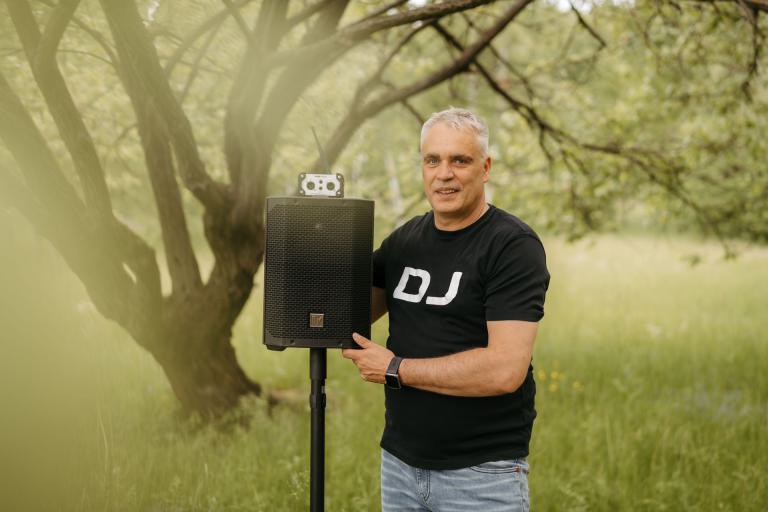 DJ Tom Joe mit Lautsprecher für mobile Beschallung bei Feiern im Außenbereich