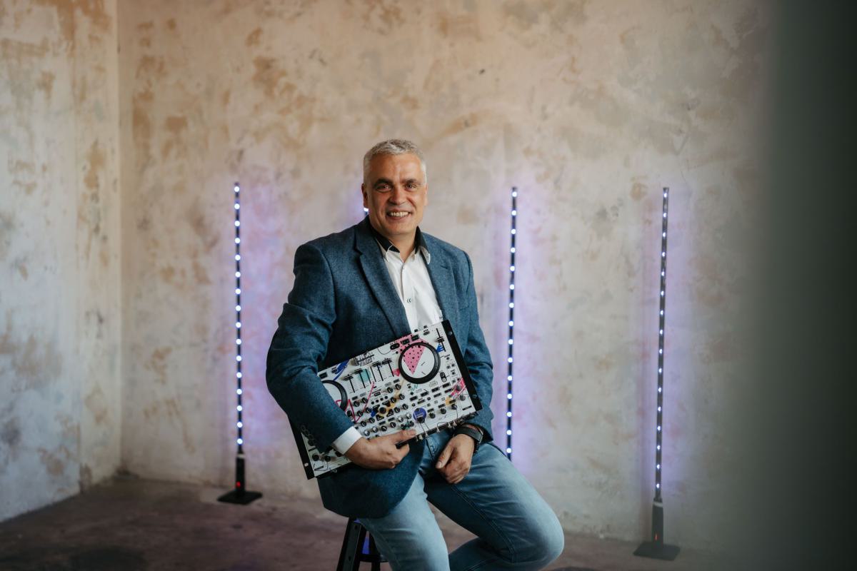 DJ Tom Joe mit DJ-Pult für Hochzeiten und Familienfeiern