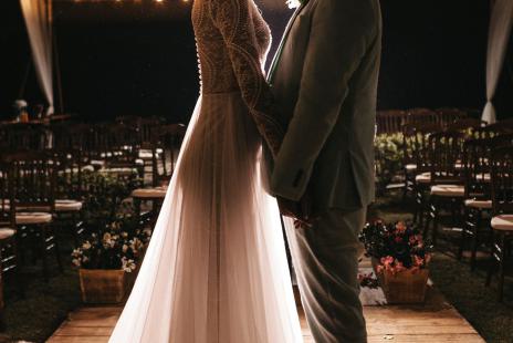 Mann, Der Vor Der Frau Im Weißen Hochzeitskleid Steht