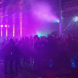 Erzeugen Sie die perfekte Partystimmung mit meiner individuellen Musikauswahl, einem durchdachten Lichtsetup und erstklassigem Sound.