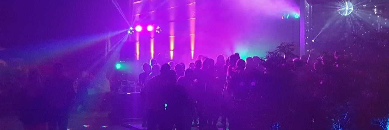 Erzeugen Sie die perfekte Partystimmung mit meiner individuellen Musikauswahl, einem durchdachten Lichtsetup und erstklassigem Sound.