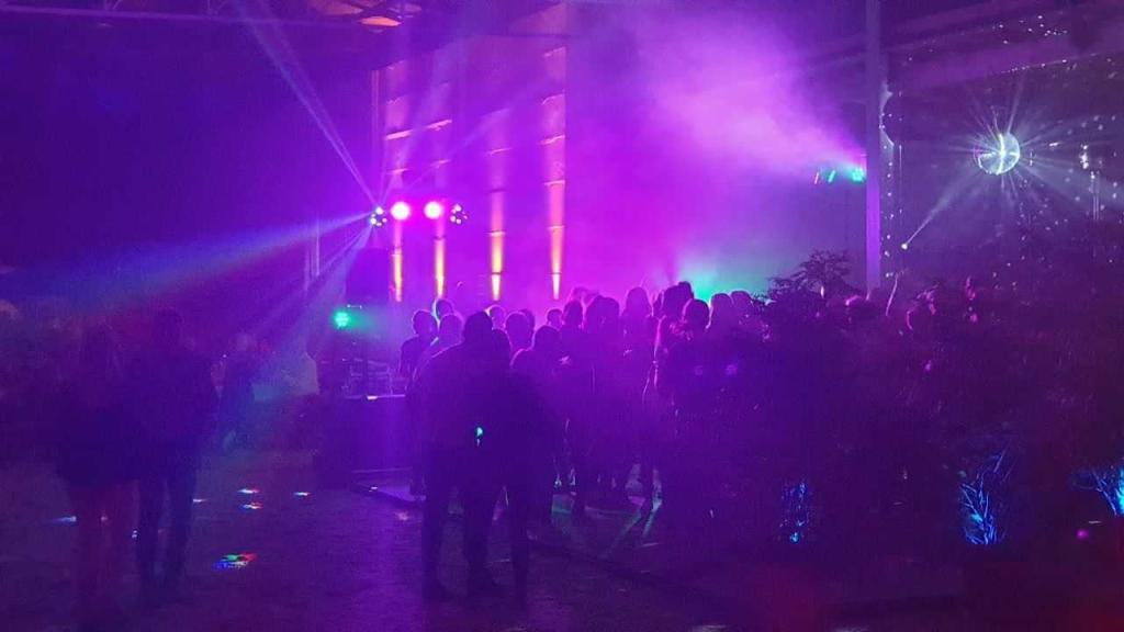 Erzeugen Sie die perfekte Partystimmung mit meiner individuellen Musikauswahl, einem durchdachten Lichtsetup und erstklassigem Sound.