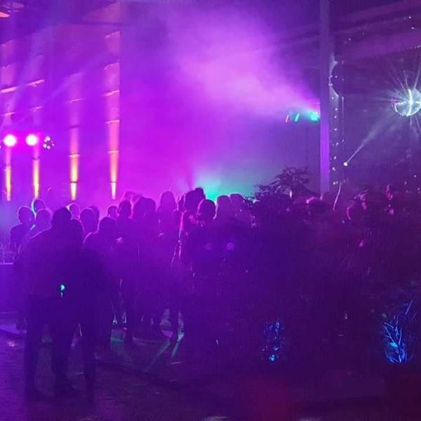 Erzeugen Sie die perfekte Partystimmung mit meiner individuellen Musikauswahl, einem durchdachten Lichtsetup und erstklassigem Sound.