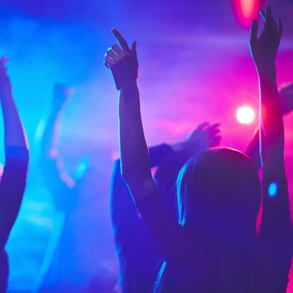 Ausgelassen bis in den frühen Morgenstunden oder mit Musik als Unterhaltung zum geselligen Zusammentreff zu Ihrem Geburtstag - mit meiner Erfahrung unterstütze ich Sie gern.