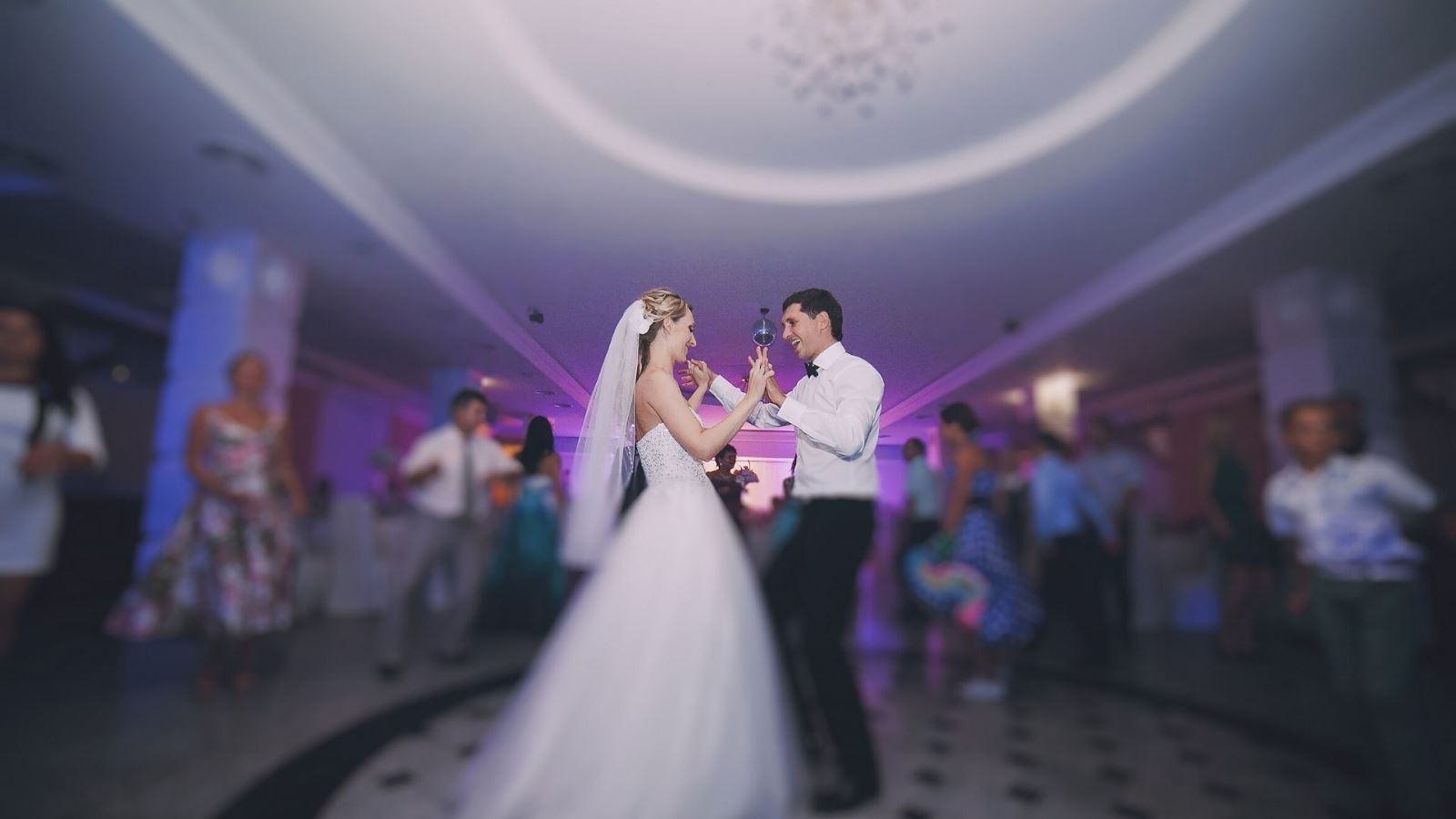 Bei einem Eröffnungstanz steht das Hochzeitspaar im Mittelpunkt und symbolisiert den Beginn des gemeinsamen Weges. Nach dem Eröffnungstanz beginnt meist die Hochzeitsparty.
