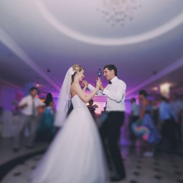 Bei einem Eröffnungstanz steht das Hochzeitspaar im Mittelpunkt und symbolisiert den Beginn des gemeinsamen Weges. Nach dem Eröffnungstanz beginnt meist die Hochzeitsparty.