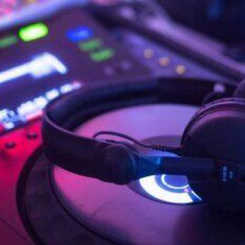 DJ Setup für dein Firmenevent DJ Kopfhörer liegen auf ein Multimediaplayer als DJ Controller