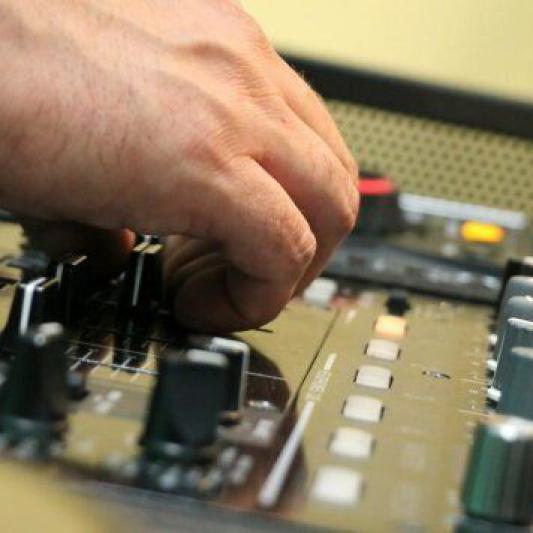 Zusehen sin die Finger von DJ Tom Joe, die gerade die Regler des DJ-Mischpultes bedienen.