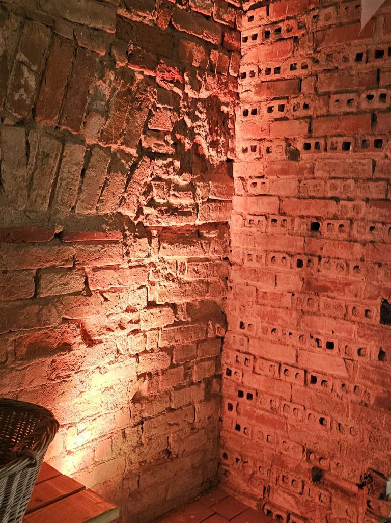 Stimmungsvolle Ambientebeleuchtung in der Schlossruine Dahme