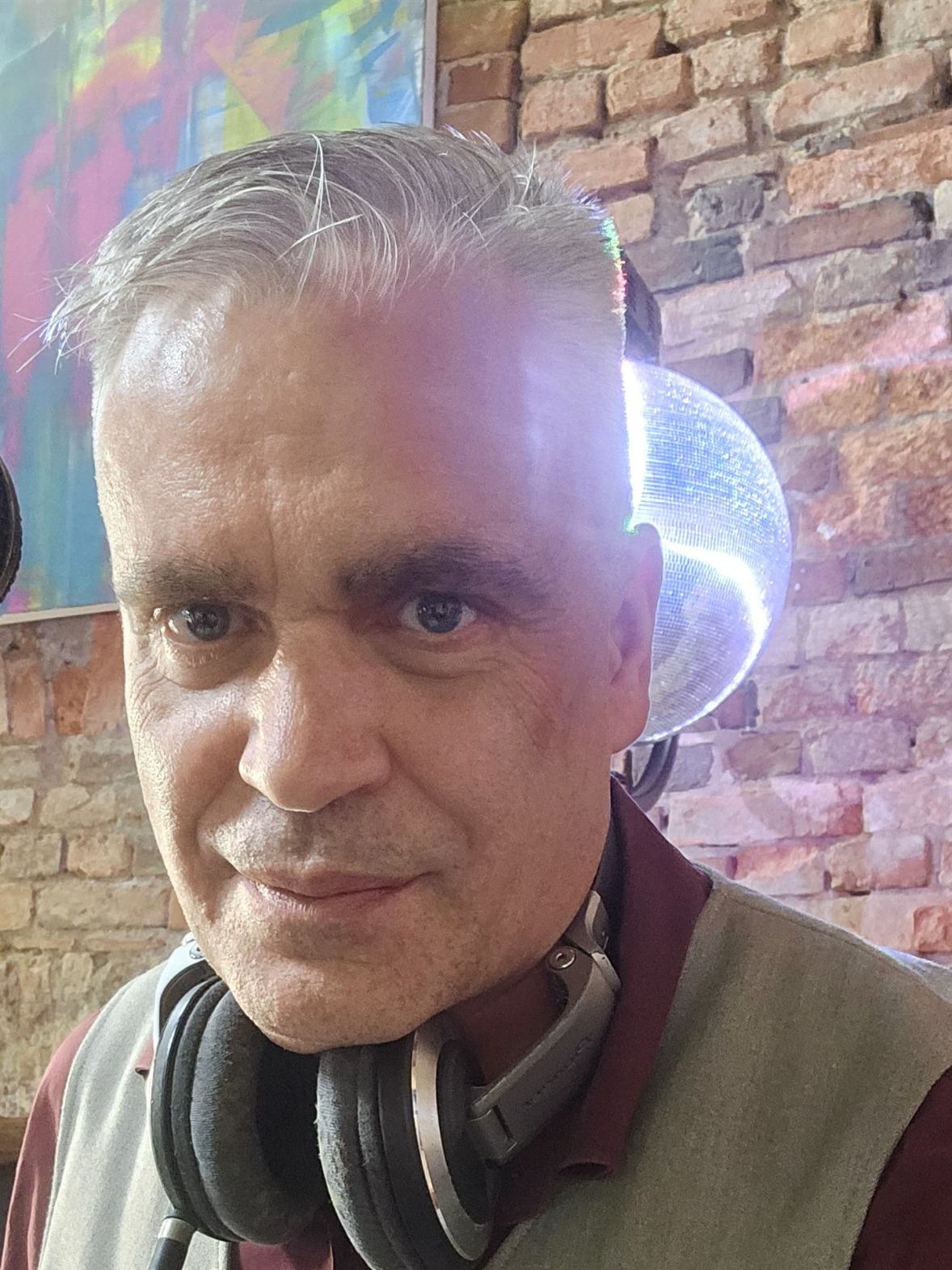 DJ Tom Joe bei der Hochzeitsnachfeier in der Schlossruine Dahme (Mark)