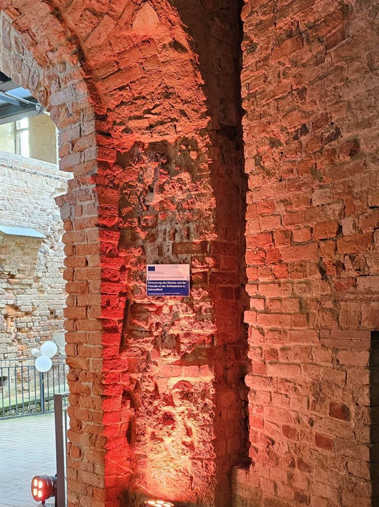 Eventbeleuchtung im Torbogen der Schlossruine Dahme bei Feier