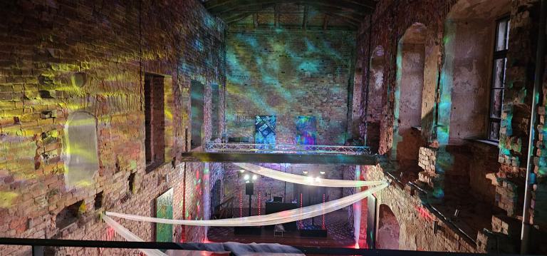 Hochzeitsfeier in der Schlossruine Dahme mit Tanzfläche und Gästen