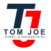 Zusehen ist ein blaues T und ein rotes J, in dem TOM JOE und die Kernleistung "Event- & Hochzeitsdj" steht.