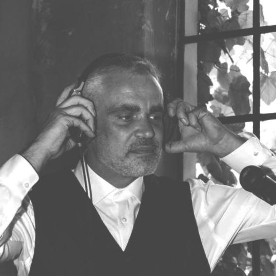 DJ Tom Joe setzt bei einer Feier seine Kopfhörer auf und hört sich den nächsten Son an.