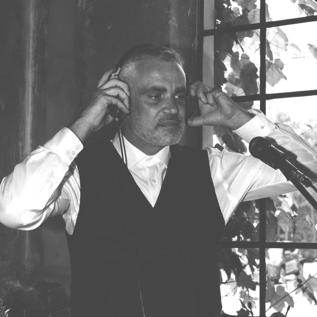 Musik aus Bestensee für Hochzeiten, Geburtstagspartys, Familien Feiern und Events in Berlin, Potsdam und dem Spreewald DJ Tom Joe setzt bei einer Feier seine Kopfhörer auf und hört sich den nächsten Son an.